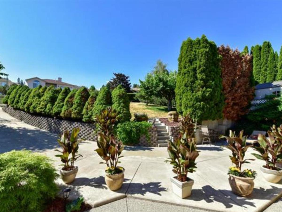 Lake View Yellow House By Winary Resort West Kelowna Exterior foto